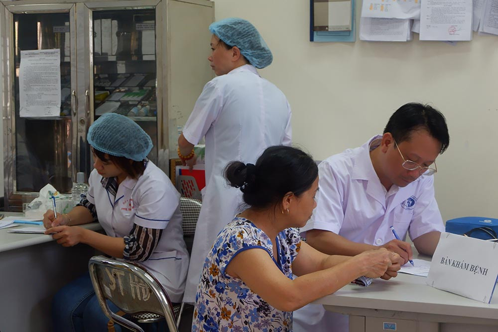 Theo Sở Y tế Hà Nội, đợt này, thành phố sẽ tổ chức 5 đoàn khám miễn phí cho người dân ảnh hưởng bởi vụ cháy công ty Rạng Đông. Ở buổi đầu triển khai, 6/9, Phó Giám đốc Sở Y tế Trần Thị Nhị Hà sẽ trực tiếp đi kiểm tra các điểm khám.