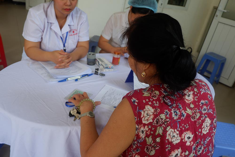 Mỗi 1 người dân đến đây trước tiên phải hoàn thành thủ tục về hồ sơ quan lý sức khỏe cá nhân sau đó mới được các bác sĩ khám, xét nghiệm.