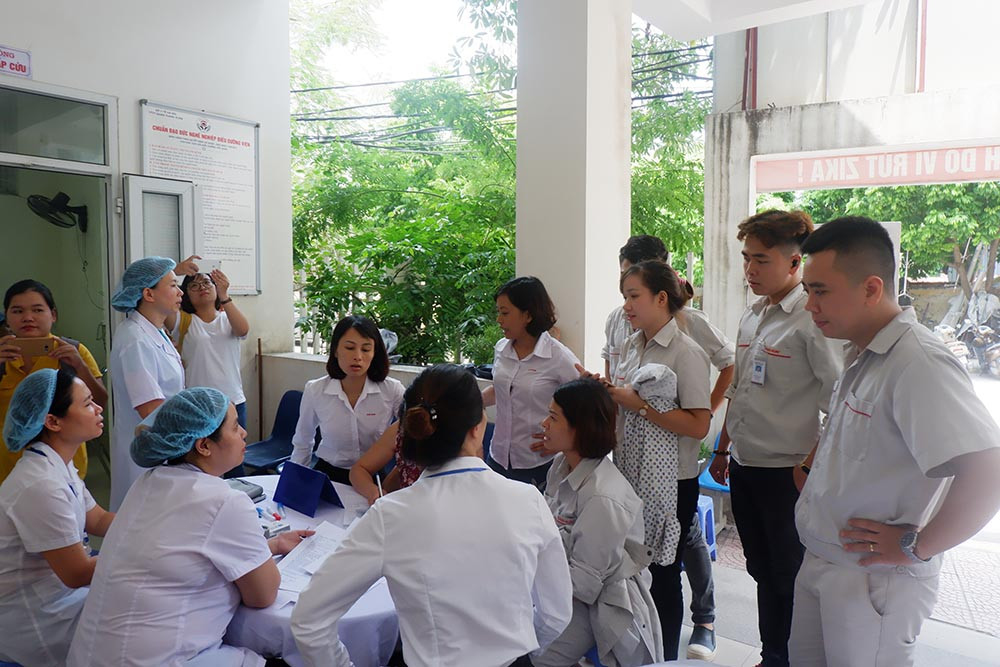 Người dân đến khám được đo huyết áp, hướng dẫn điền các thông tin về sức khỏe kể từ thời điểm xảy ra vụ cháy ở Công ty Rạng Đông