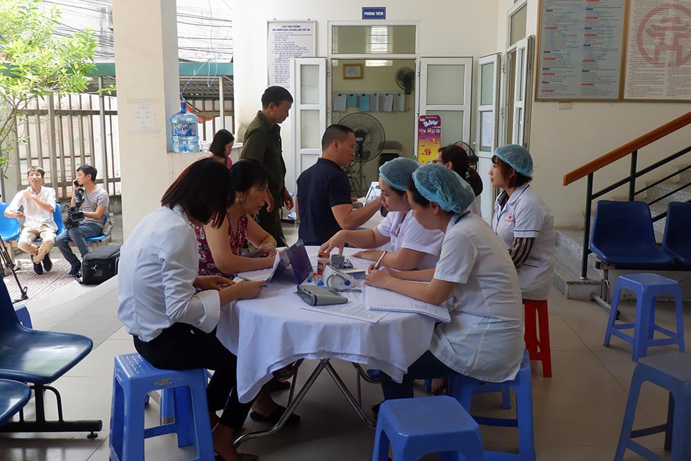 Ngay đầu giờ sáng nay, rất đông người dân khu vực phường Thượng Đình, Hạ Đình đã đến khám sức khỏe.