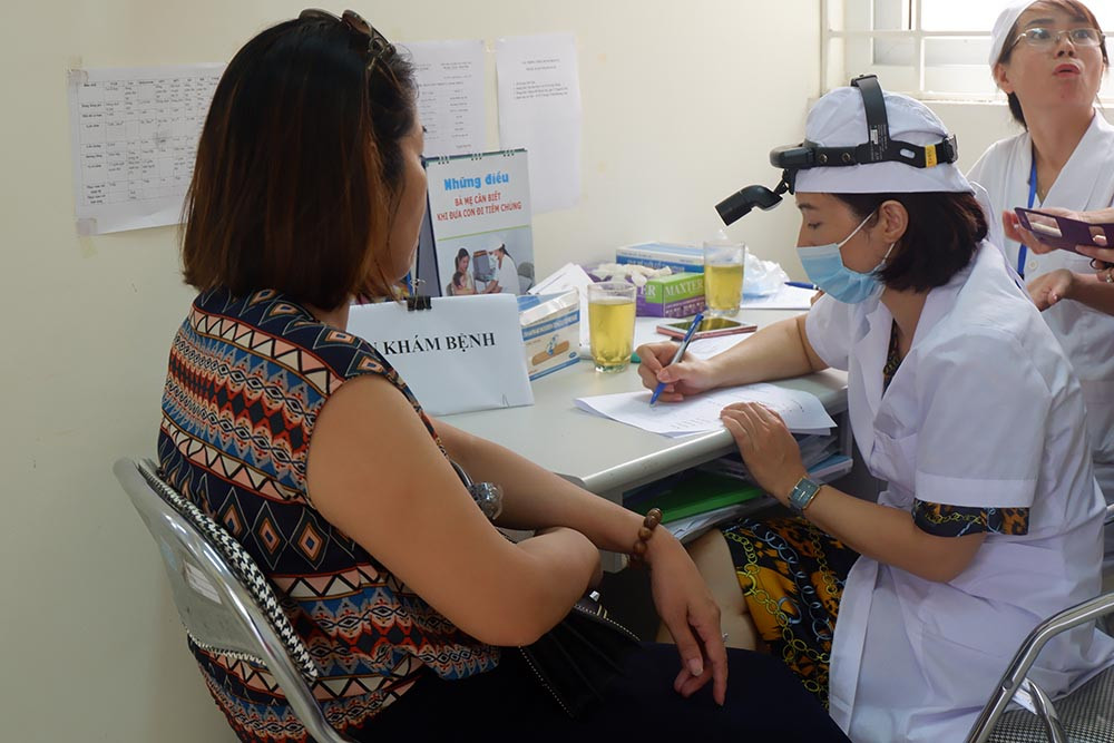 Ngoài điểm khám tại Trạm Y tế phường Hạ Đình, cũng trong sáng nay, quận Thanh Xuân tổ chức một đoàn khám sức khỏe miễn phí khác tại phường Thanh Xuân Trung.