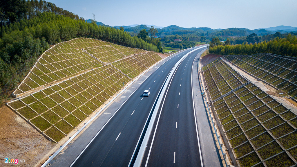 Đơn vị thi công gia cố mái taluy bằng khung bê tông kết hợp các ô kỹ thuật, sử dụng máy phun đất có trộn hạt giống cỏ, giúp ổn định, giữ đất, chống sạt lở và tạo cảnh quan.