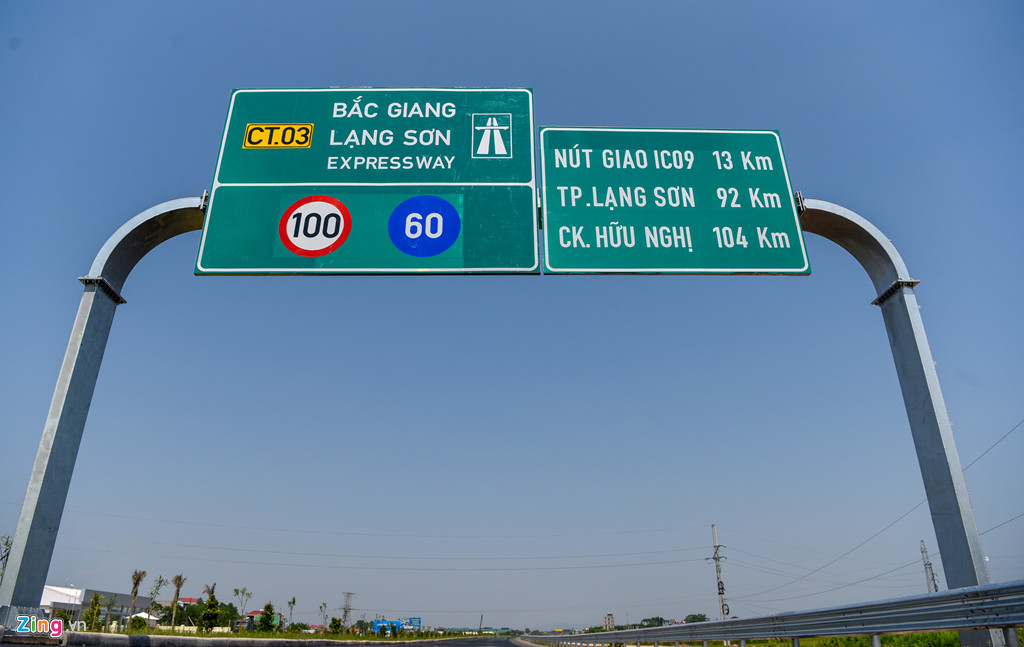 Mặt đường cao tốc rộng 25 m với quy mô 4 làn xe, 2 làn dừng khẩn cấp. Tốc độ thiết kế 100 km/h.