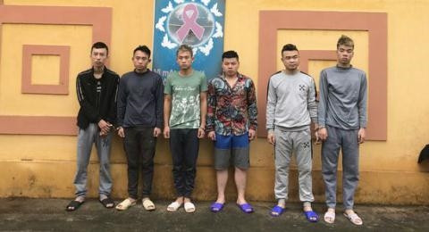 Cho 6 thanh nien quan he, nu sinh 13 tuoi tong tien roi bao cong an