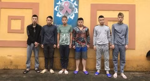 Cho 6 thanh nien quan he, nu sinh 13 tuoi tong tien roi bao cong an