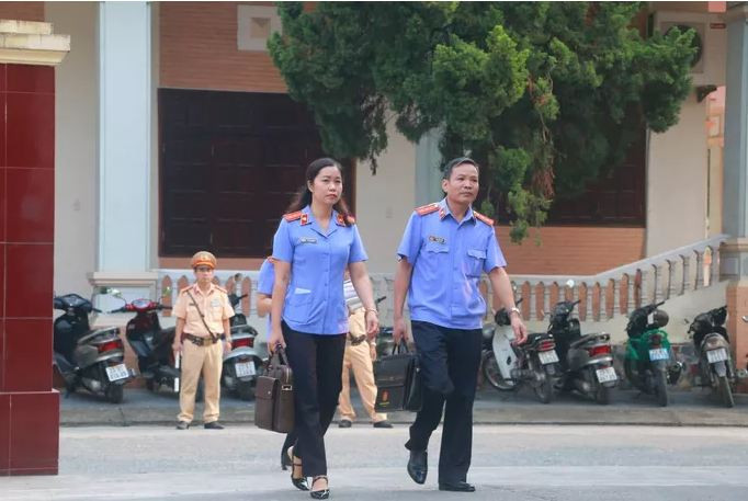 Theo cáo trạng, VKS truy tố các bị can Nguyễn Thanh Hoài (Trưởng phòng Khảo thí, Sở GD&amp;ĐT) và Vũ Trọng Lương (Phó trưởng phòng Khảo thí) về tội "Lợi dụng chức vụ, quyền hạn trong khi thi hành công vụ", quy định tại Điều 356 Bộ luật hình sự.