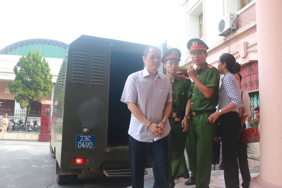 Bị can Phạm Văn Khuông (Phó giám đốc Sở GD&amp;ĐT Hà Giang) và Lê Thị Dung (Phó đội trưởng thuộc Phòng an ninh Chính trị nội bộ, Công an Hà Giang) bị truy tố tội "Lợi dụng ảnh hưởng đối với người có chức vụ, quyền hạn để trục lợi", quy định tại Điều 366 Bộ luật hình sự. 