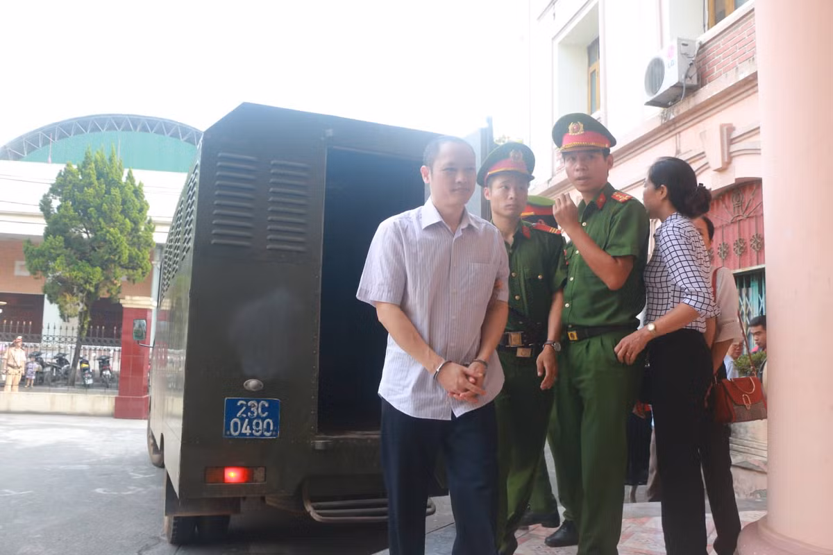 Bị can Phạm Văn Khuông (Phó giám đốc Sở GD&amp;ĐT Hà Giang) và Lê Thị Dung (Phó đội trưởng thuộc Phòng an ninh Chính trị nội bộ, Công an Hà Giang) bị truy tố tội "Lợi dụng ảnh hưởng đối với người có chức vụ, quyền hạn để trục lợi", quy định tại Điều 366 Bộ luật hình sự. 