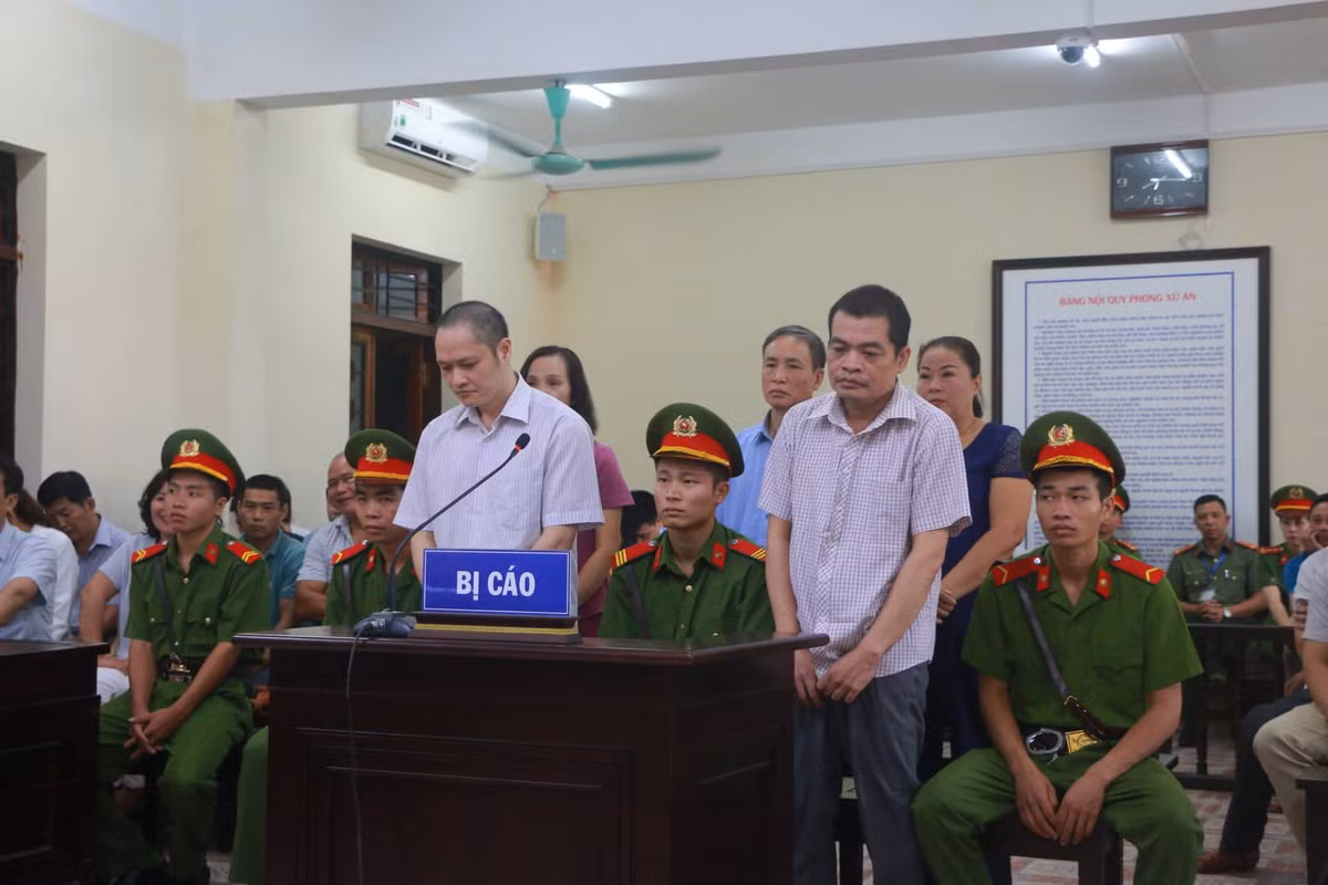 Cựu công an Lê Thị Dung có mối quan hệ quen biết nên nhờ bị can Hoài nâng điểm cho 20 thí sinh. Sau đó, 20 em này đều được nâng điểm. Riêng bị can Triệu Thị Chính bị cáo buộc không thực hiện đúng nhiệm vụ được giao. Phó giám đốc Sở GD&amp;ĐT đã chuyển danh sách 13 thí sinh cho Nguyễn Thanh Hoài nhờ nâng và xem điểm thi.