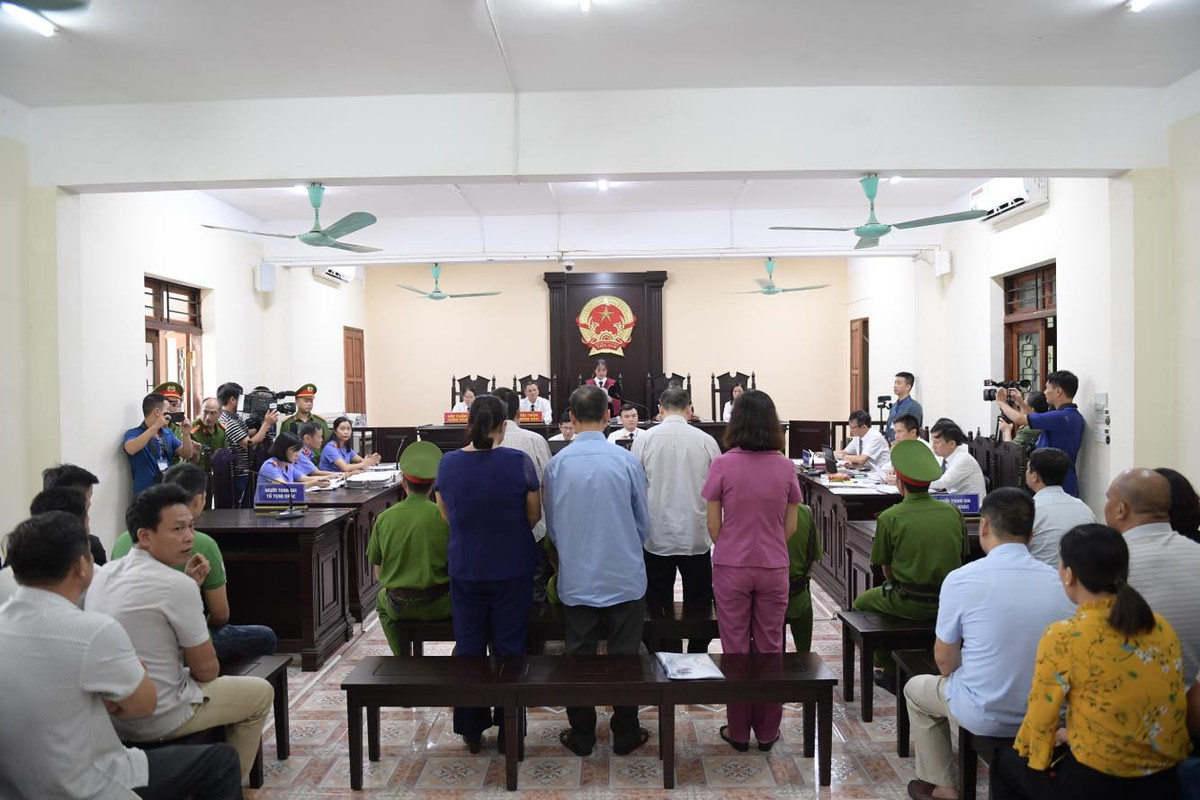 Theo cáo trạng, Cơ quan an ninh điều tra không thu thập được chứng cứ chứng minh có vụ lợi hay tiền bạc trong vụ án. Công an cũng đấu tranh với gia đình các thí sinh nhưng không ai khai nhận đưa tiền hay vật chất để nhờ nâng điểm. Bên cạnh đó, 2 bị can Hoài và Lương cũng không thừa nhận mà chỉ giúp nâng điểm do quen biết, bạn bè, người thân.