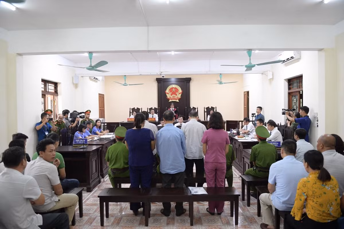 Theo cáo trạng, Cơ quan an ninh điều tra không thu thập được chứng cứ chứng minh có vụ lợi hay tiền bạc trong vụ án. Công an cũng đấu tranh với gia đình các thí sinh nhưng không ai khai nhận đưa tiền hay vật chất để nhờ nâng điểm. Bên cạnh đó, 2 bị can Hoài và Lương cũng không thừa nhận mà chỉ giúp nâng điểm do quen biết, bạn bè, người thân.