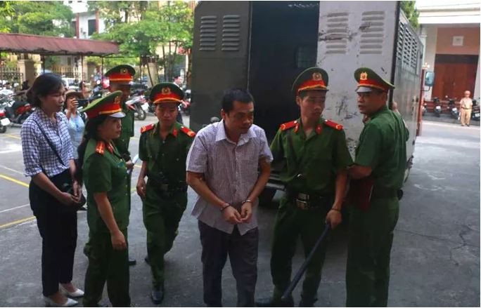 Còn bị can Triệu Thị Chính (Phó giám đốc Sở GD&amp;ĐT) bị truy tố tội "Lợi dụng chức vụ, quyền hạn gây ảnh hưởng đối với người khác để trục lợi", quy định tại Điều 358 Bộ luật hình sự. 