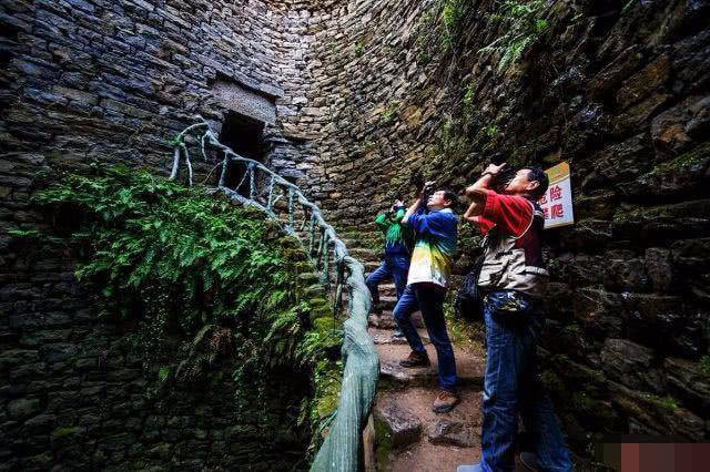 Nhưng để làm thế nào có thể xuống dưới giếng múc nước là một điều khó. Vì vậy người ta đã nghĩ ra một cách là xây cầu thang thành hình vòng cung bên trong miệng giếng, do đó có thể đi bộ xuống dưới lấy nước một cách dễ dàng. 