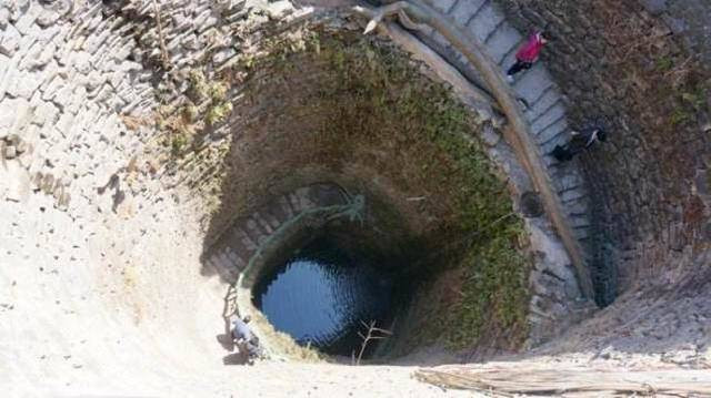 Sở dĩ giếng cổ này trở nên nổi tiếng vì hình dáng của nó quá độc đáo, đường kính của miệng giếng rất lớn, có thể to bằng cả ngôi nhà, gấp hàng chục lần so với giếng thông thường. Ngoài ra, từ trên mặt đất cho tới khi múc được nước là 26 mét, còn đáy giếng thực sự vẫn chưa ai đo lường được. 