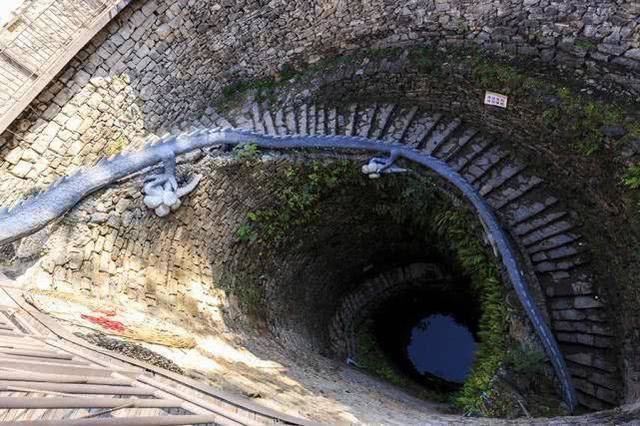 Giếng cổ đã tồn tại hơn trăm năm, mặc dù bây giờ không còn ai sử dụng nước giếng này nữa, nhưng vì cách xây độc đáo nên nó trở thành điểm thu hút du khách. Những du khách đến đây đều ngưỡng mộ sự khôn khéo của người dân ngày trước.