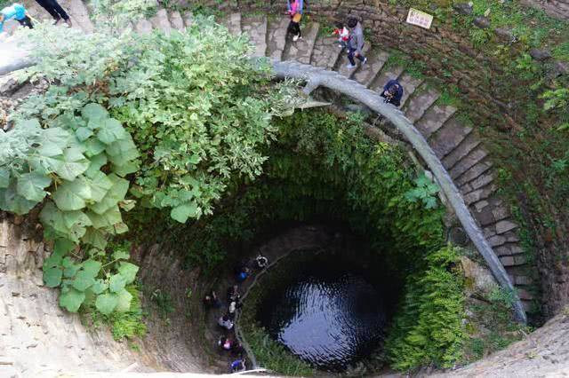 Những người dân địa phương nói rằng vì ngày xưa hạn hán nhiều, mỗi hộ gia đình đã cùng nhau góp tiền bạc để xây dựng, nhưng vì địa hình và thời tiết ở đây tương đối khô hạn, do đó không có nguồn nước ở độ sâu thông thường. Cuối cùng, người ta phải đào giếng rộng và sâu thì mới tìm thấy nguồn nước. 