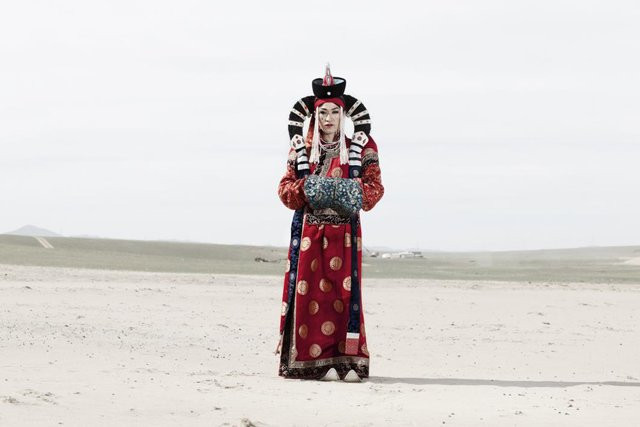 Nguoi chuyen gioi o Mong Co bi ky thi, hat hui the nao?