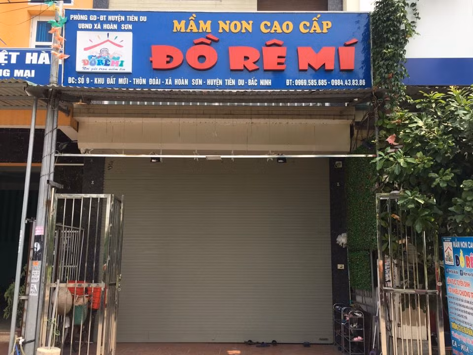 Be 3 tuoi bi bo quen tren xe Do Re Mi: Co so bat ngo dong cua-Hinh-2