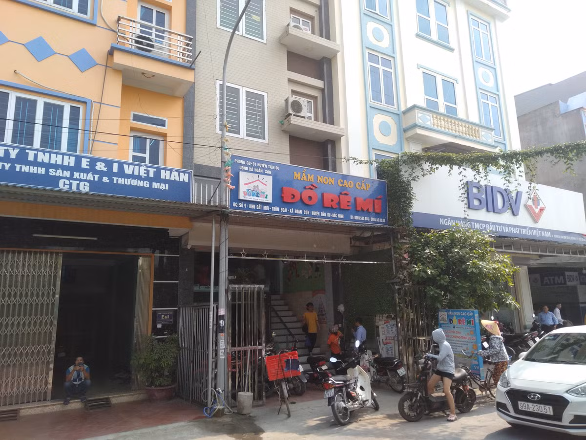 Be 3 tuoi bi bo quen tren xe Do Re Mi: Co so bat ngo dong cua