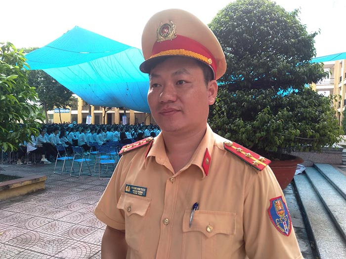 Hang nghin hoc sinh hao hung khi duoc CSGT den truong tuyen truyen luat-Hinh-2