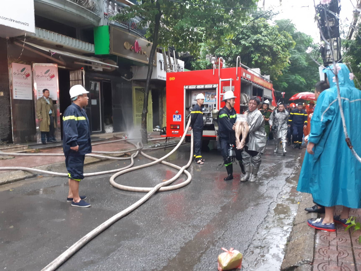 Trao đổi với PV Kiến Thức, ông Nguyễn Kim Bình, chủ tịch phường Giảng Võ xác nhận vụ việc trên và cho biết, nguyên nhân ban đầu được xác định là do chập cháy điện.