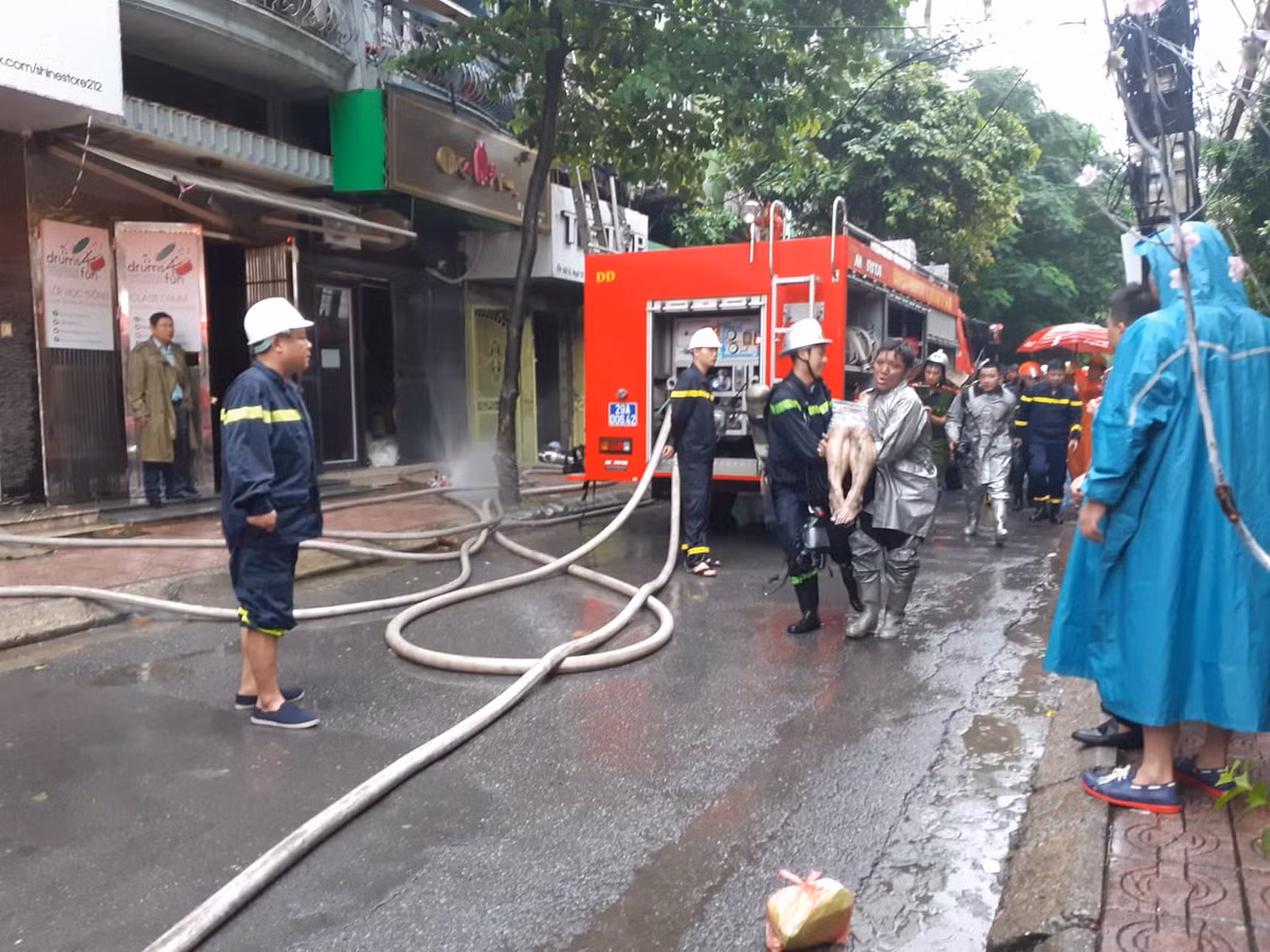 Trao đổi với PV Kiến Thức, ông Nguyễn Kim Bình, chủ tịch phường Giảng Võ xác nhận vụ việc trên và cho biết, nguyên nhân ban đầu được xác định là do chập cháy điện.