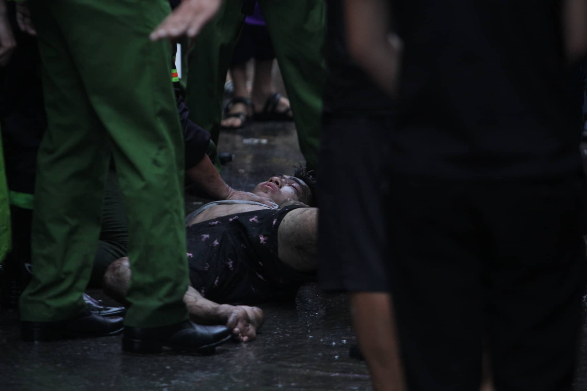 Theo một số người dân ở đây cho biết, nghe thấy 3 tiếng nổ lớn khi chạy ra xem thì thấy khói bốc lên. Lúc xảy ra đám cháy có 1 bé trai khoảng hơn 10 tuổi ở trong nhà. May mắn cháu bé đã được lực lượng chức năng đưa ra ngoài kịp thời. (Ảnh 1 người dân bị ngạt khói đang được sơ cứu)