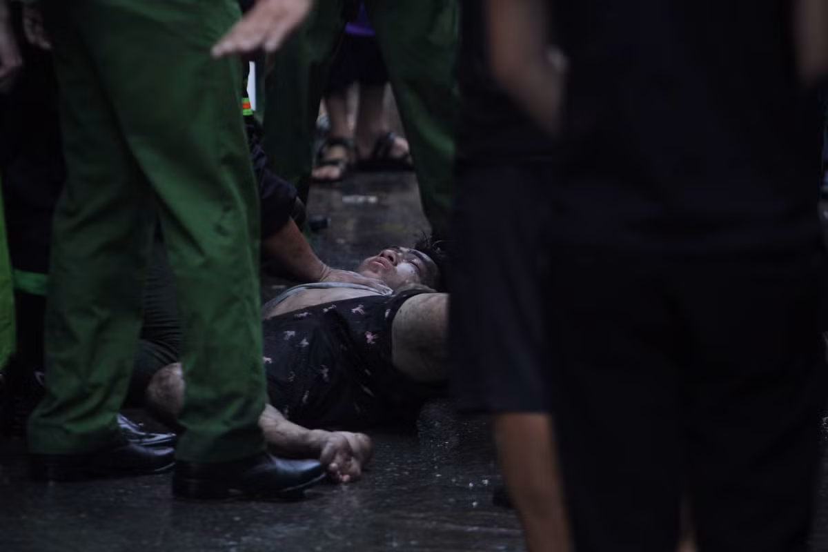 Theo một số người dân ở đây cho biết, nghe thấy 3 tiếng nổ lớn khi chạy ra xem thì thấy khói bốc lên. Lúc xảy ra đám cháy có 1 bé trai khoảng hơn 10 tuổi ở trong nhà. May mắn cháu bé đã được lực lượng chức năng đưa ra ngoài kịp thời. (Ảnh 1 người dân bị ngạt khói đang được sơ cứu)