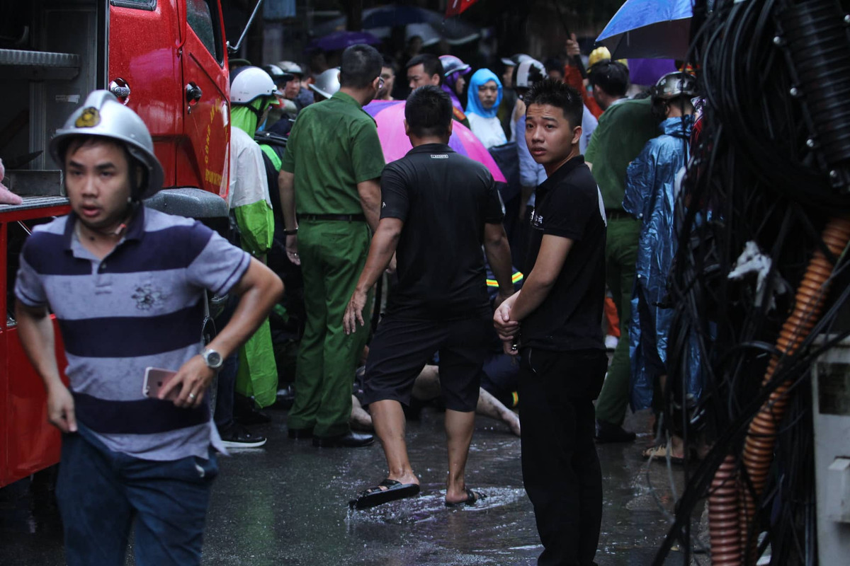 Ngay sau đó, khu vực trên lực lượng chức năng đã được ngắt ngắt toàn bộ điện để tránh xảy ra nguy hiểm. 4 xe chữa cháy chuyên dụng đang phối hợp khống chế không để ngọn lửa lây lan. Được biết tầng dưới ngôi nhà là quán bi-a.
