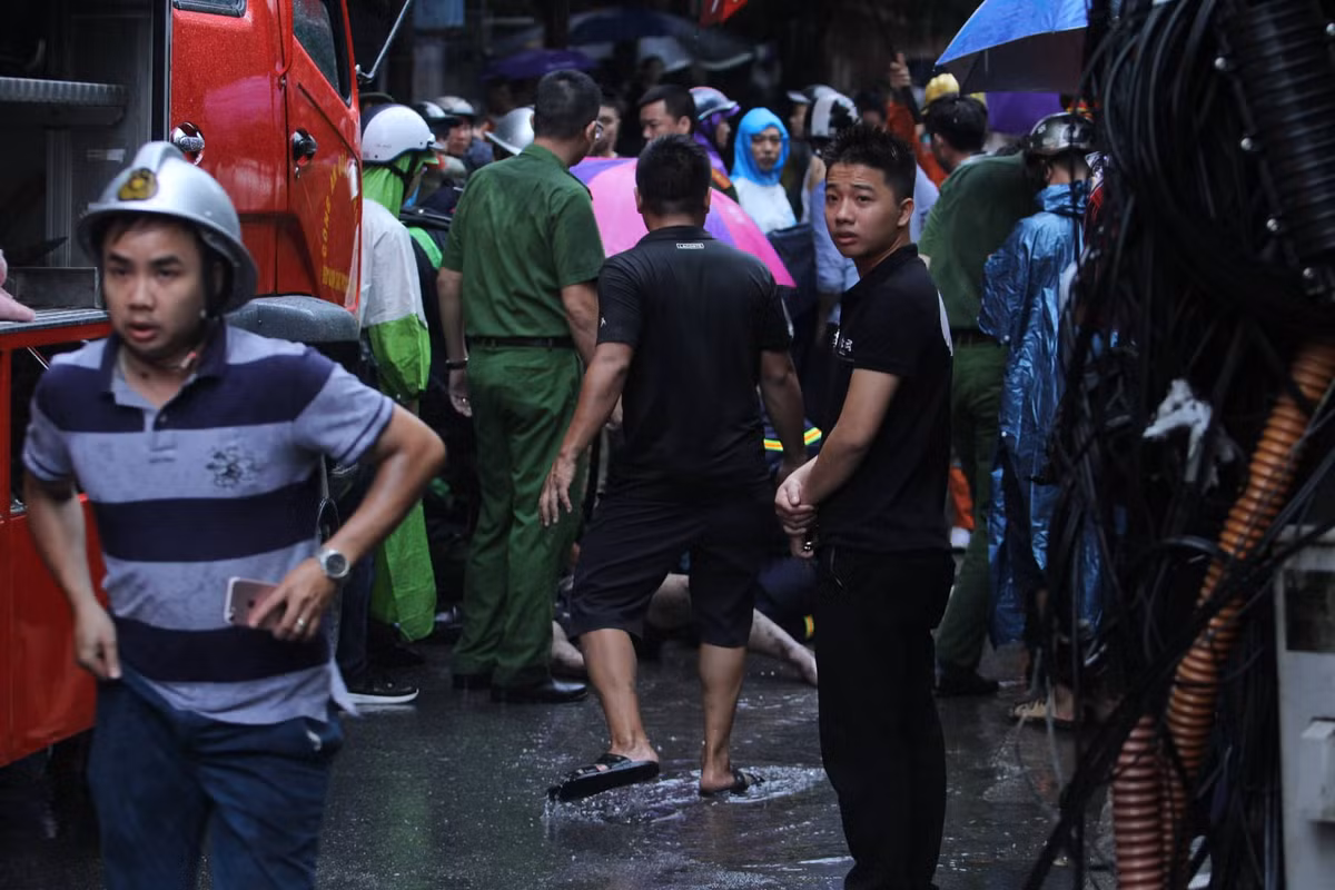 Ngay sau đó, khu vực trên lực lượng chức năng đã được ngắt ngắt toàn bộ điện để tránh xảy ra nguy hiểm. 4 xe chữa cháy chuyên dụng đang phối hợp khống chế không để ngọn lửa lây lan. Được biết tầng dưới ngôi nhà là quán bi-a.