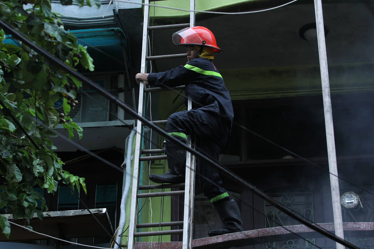 Do bị cháy trên cao các chiến sĩ PCCC phải bắc thăng chèo lên cao để dập tắt đám cháy.