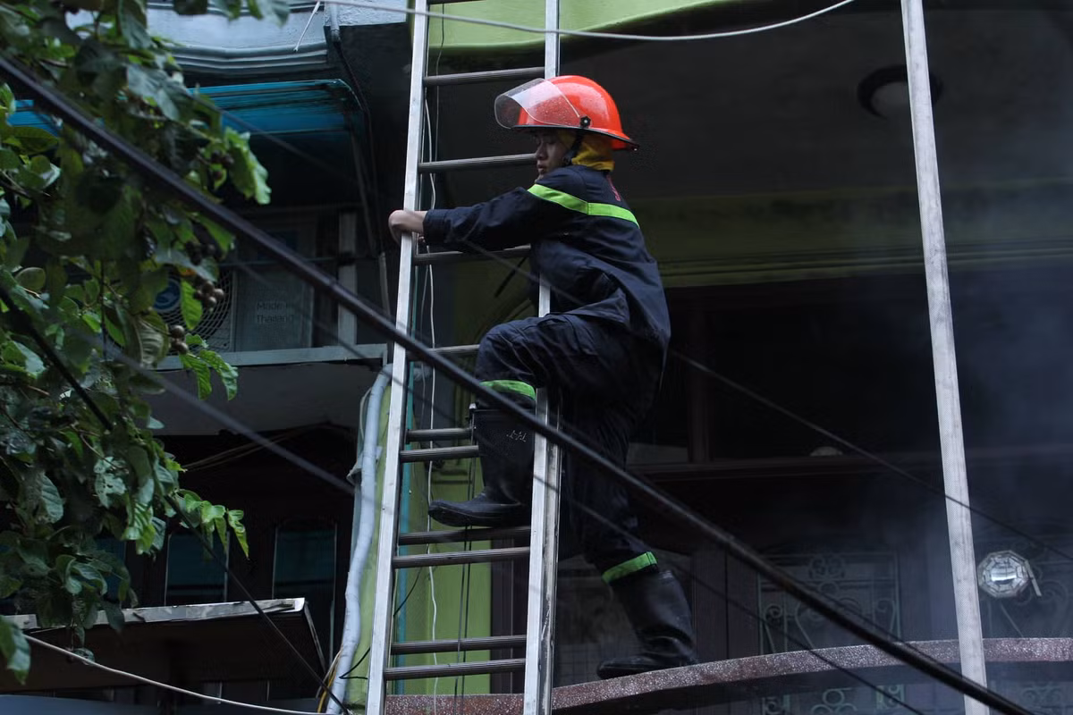 Do bị cháy trên cao các chiến sĩ PCCC phải bắc thăng chèo lên cao để dập tắt đám cháy.