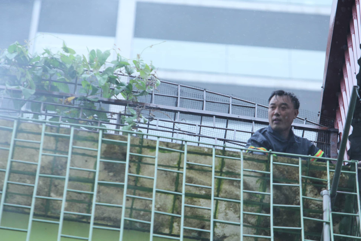 Những hình ảnh các chiến sĩ PCCC vật lộn với cơn mưa lớn để khống chế đám cháy.