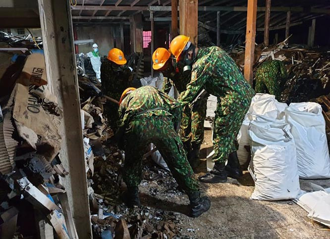 Bộ tư lệnh Hóa học Bộ tư lệnh Thủ đô đã cử hơn 100 người cùng gần 30 phương tiện hiện đại và đầy đủ các trang thiết bị có mặt tại khu vực nhà máy Rạng Đông để xử lý vụ việc.