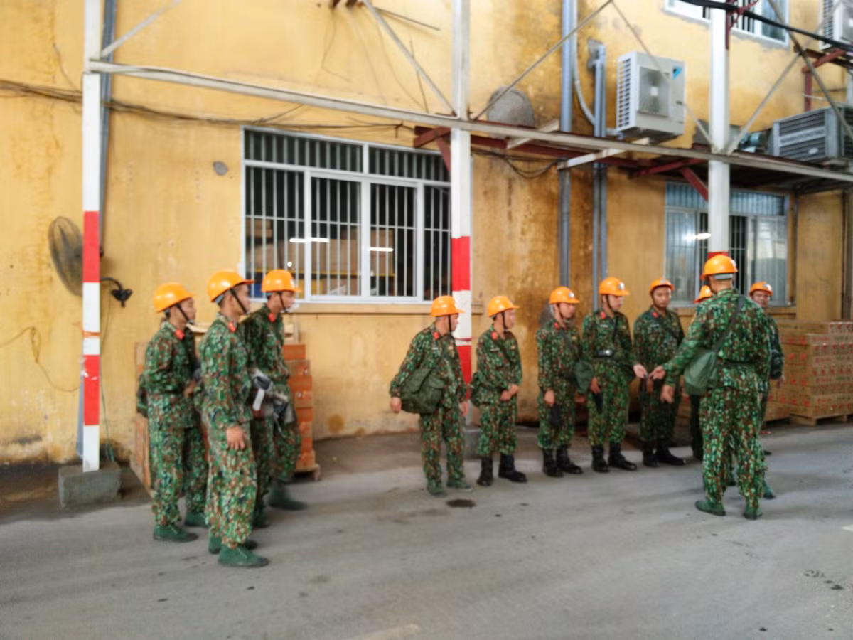 Theo nội dung đã thống nhất, Công ty Urenco 10 sẽ tiến hành thu dọn mặt bằng khu vực cháy để Viện Hóa học môi trường quân sự tiến hành công tác cô lập và xử lý hơi thủy ngân trong khu vực kho cháy trong ngày hôm nay.