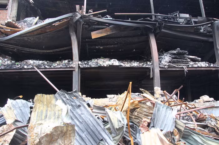 Hiện trường chỉ còn lại đống đổ nát sau vụ cháy Công ty Rạng Đông làm thủy ngân phát tán ra môi trường.