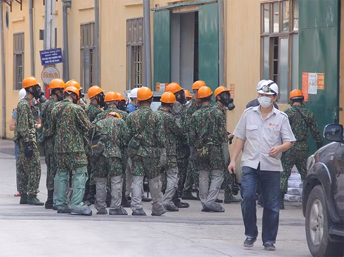 Trao đổi với báo chí tại hiện trường, đại diện Bộ Tư lệnh Thủ đô khẳng định bên trong nhà máy Rạng Đông đã an toàn.