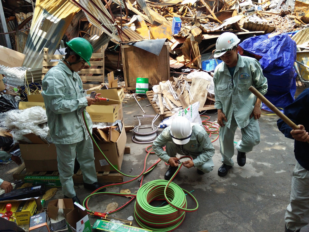 Theo đó các cán bộ Viện Hóa học Môi trường quân sự (Binh chủng Hóa học) đã lấy 25 mẫu đất, nước, bùn, tro xỉ, vữa tường, vỏ bóng đèn vỡ… từ đám cháy ở Công ty Rạng Đông đưa về phân tích tại phòng thí nghiệm.