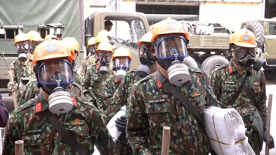 Các chiến sĩ chuẩn bị vào trong nhà máy để tẩy độc thủy ngân.