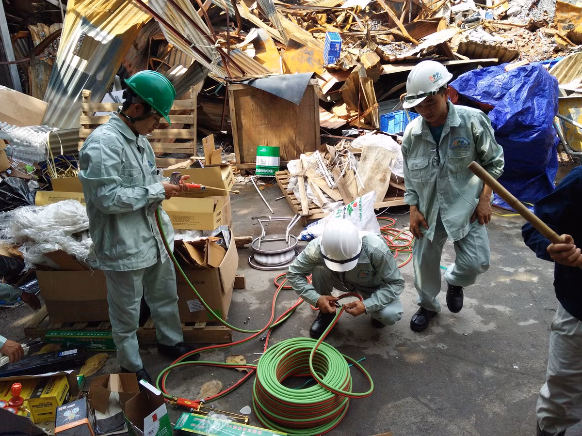 Theo đó các cán bộ Viện Hóa học Môi trường quân sự (Binh chủng Hóa học) đã lấy 25 mẫu đất, nước, bùn, tro xỉ, vữa tường, vỏ bóng đèn vỡ… từ đám cháy ở Công ty Rạng Đông đưa về phân tích tại phòng thí nghiệm.