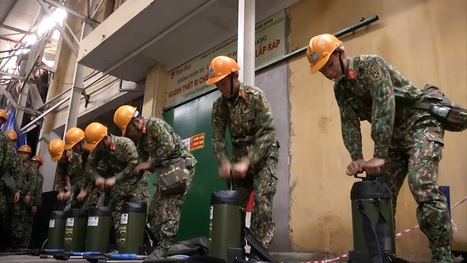 Thượng tá Nguyễn Văn Bổng trưởng ban cứu hộ cứu nạn của Bộ Tư lệnh thủ đô cho biết: "Trước đó đã lấy 23 mẫu và cho thấy khu vực đã an toàn nên chúng tôi không đeo mặt nạ nữa".