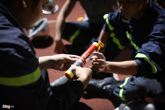 Fan nu trung phao sang CDV Nam Dinh: Bat ke dot phao-Hinh-2