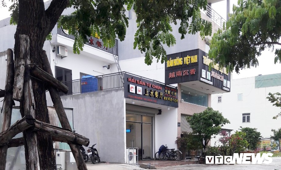 Dãy khách sạn, nhà hàng, cửa hàng, quán ăn... ở tuyến đường Võ Nguyên Giáp, đoạn từ Hồ Xuân Hương đến Nguyễn Đức Thuận, thuộc địa bàn quận Ngũ Hành Sơn, thành phố Đà Nẵng có phần lớn lượng khách là người Trung Quốc.. Theo ghi nhận của phóng viên, các điểm dịch vụ này nằm trong vệt biệt thự sát tường rào Sân bay Nước Mặn, bảng hiệu đều có chữ Trung Quốc. Các đoàn khách Trung Quốc khi đến Đà Nẵng thường đến đây mua sắm, ăn uống.