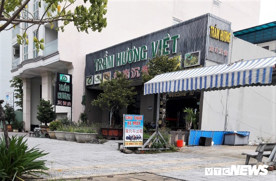 Nhiều cửa hàng trầm hương chủ yếu phục vụ du khách Trung Quốc nên trên bảng hiệu ngoài tiếng Việt đều có thêm dòng chữ tiếng Trung.