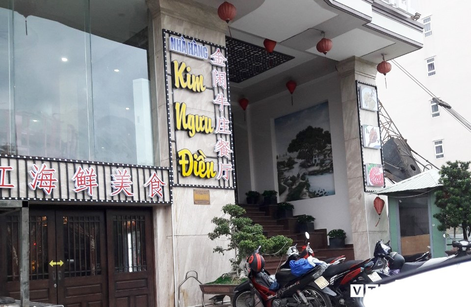 Một số khách sạn, nhà hàng được xây dựng, bài trí theo phong cách Trung Quốc với đèn lồng, thiết kế cửa đặc trưng. Tên nhà hàng, khách sạn cũng đặt theo kiểu Trung Quốc như “Thuận Đức gia”, “Kim ngưu điền”.