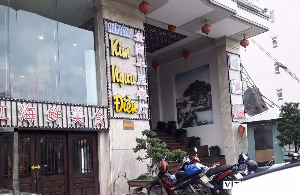 Một số khách sạn, nhà hàng được xây dựng, bài trí theo phong cách Trung Quốc với đèn lồng, thiết kế cửa đặc trưng. Tên nhà hàng, khách sạn cũng đặt theo kiểu Trung Quốc như “Thuận Đức gia”, “Kim ngưu điền”.