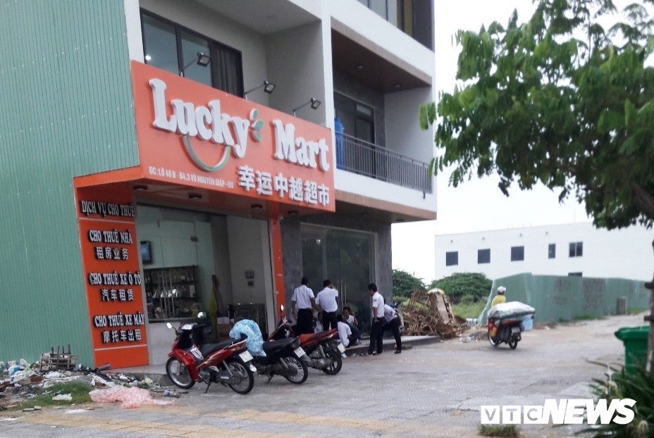 Một siêu thị có bảng hiệu toàn chữ tiếng Anh và tiếng Trung, không có tiếng Việt.