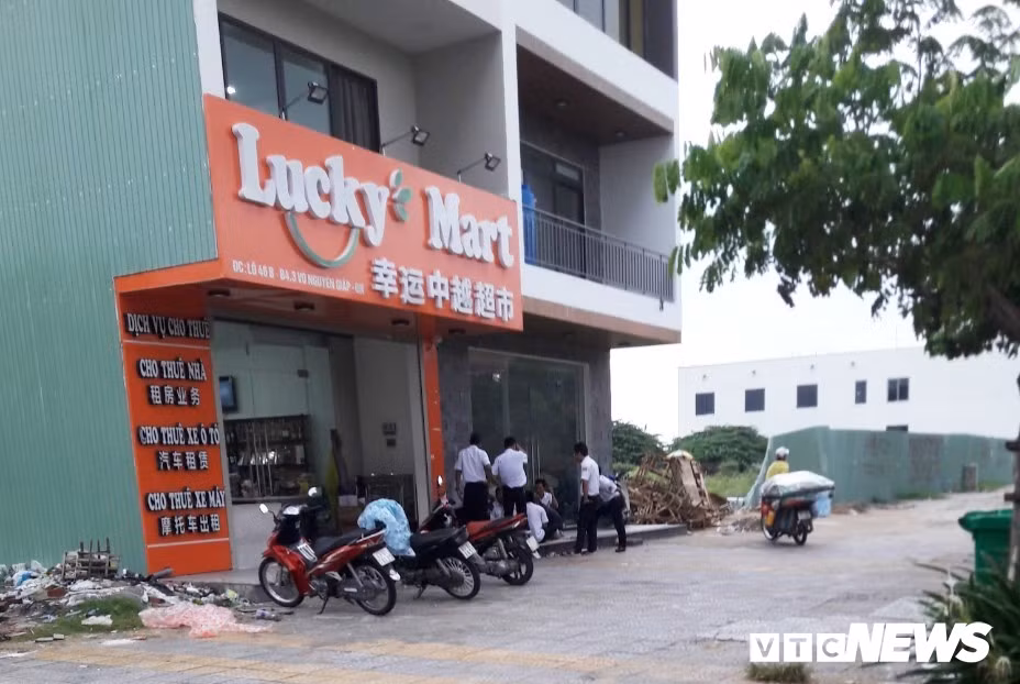 Một siêu thị có bảng hiệu toàn chữ tiếng Anh và tiếng Trung, không có tiếng Việt.