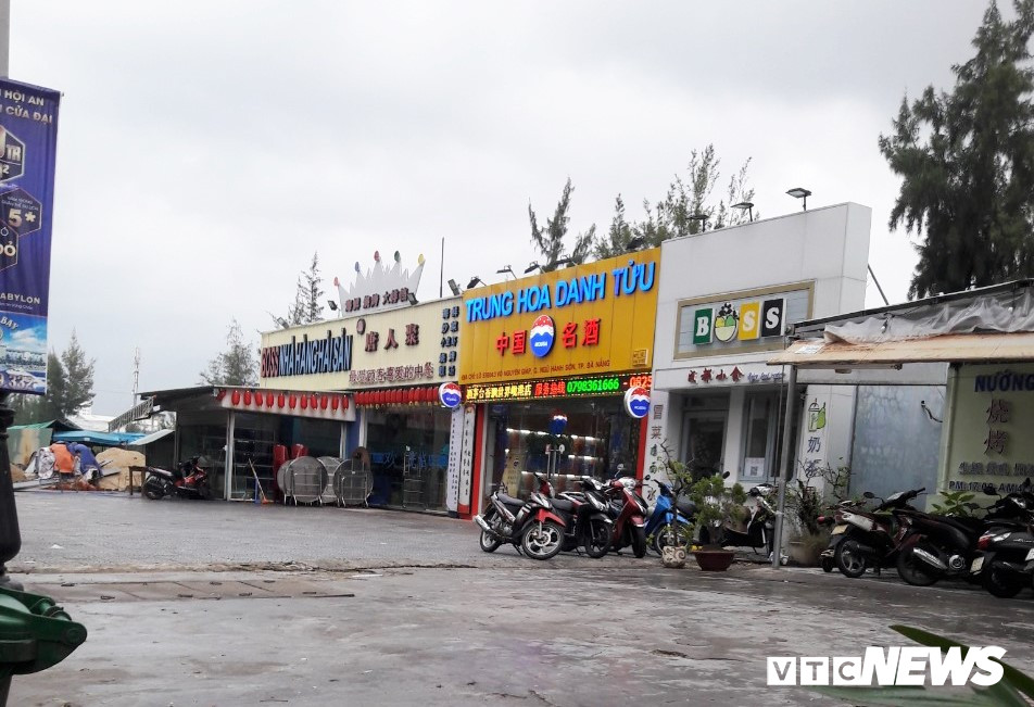 Nơi đây còn có nhà hàng bán rượu Trung Quốc với biển hiệu “Trung Hoa danh tửu” được viết bằng cả tiếng Việt và tiếng Trung rất lớn.