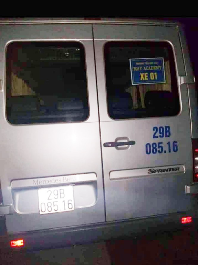 Tai xe tu vong trong chiec xe o to cho hoc sinh o Ha Noi